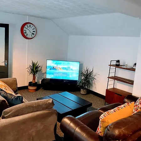 Gorgeous Town Center 3 Bedroom Self Contained For 1-5 People Apartment *