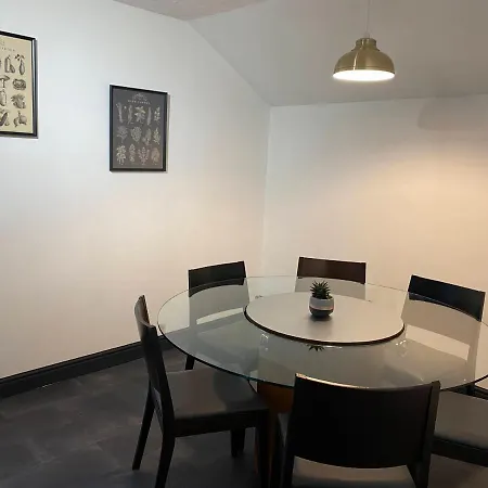 Apartment Gorgeous Town Center 3 Bedroom Self Contained For 1-5 People