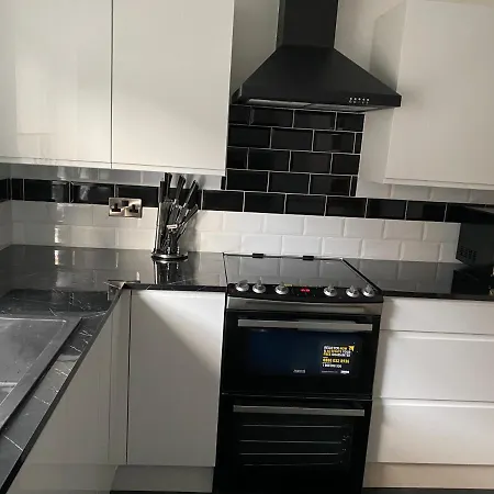 Gorgeous Town Center 3 Bedroom Self Contained For 1-5 People Apartment *