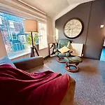 Mary Page Your In The Heart Of Town 3-bed Parking *