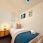 Mary Page Your In The Heart Of Town 3-bed Parking *