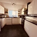 Апартаменты Mary Page Your In The Heart Of Town 3-bed Parking *
