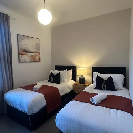 Апартаменты Gorgeous Town Centre 3-bed 2-bath Parking Available *