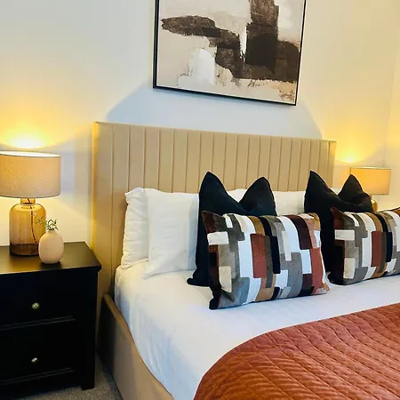 Апартаменты Gorgeous Town Centre 3-bed 2-bath Parking Available