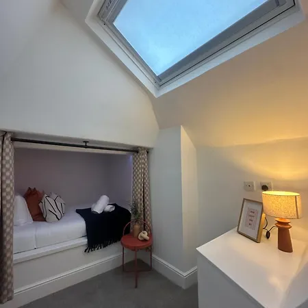 Gorgeous Town Centre 3-bed 2-bath Parking Available הרוגייט