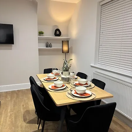 Апартаменты Gorgeous Town Centre 3-bed 2-bath Parking Available Харрогейт