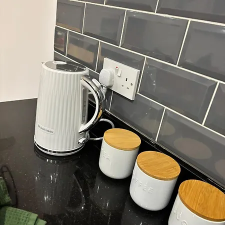 Апартаменты Gorgeous Town Centre 3-bed 2-bath Parking Available Харрогейт