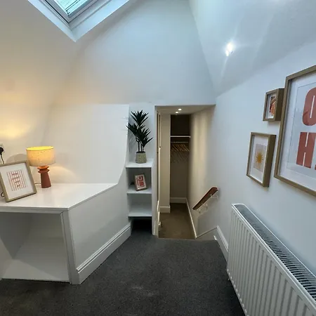 דירה Gorgeous Town Centre 3-bed 2-bath Parking Available