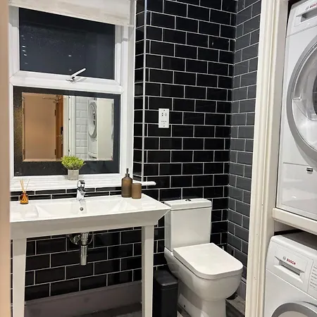 Gorgeous Town Centre 3-bed Parking Available