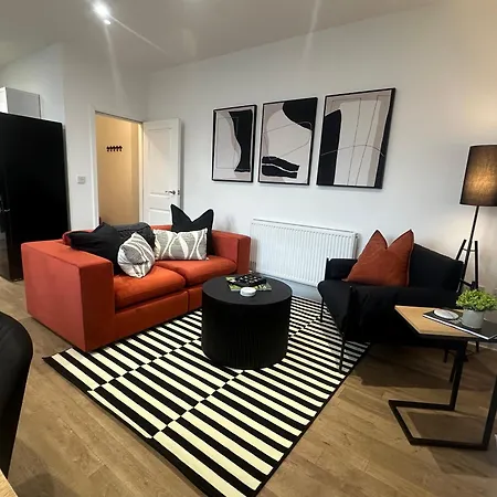 Gorgeous Town Centre 3-bed 2-bath Parking Available דירה *