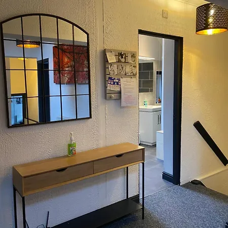 Mary Page Your In The Heart Of Town 3-bed Parking *