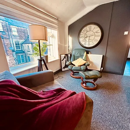 Mary Page Your In The Heart Of Town 3-bed Parking *