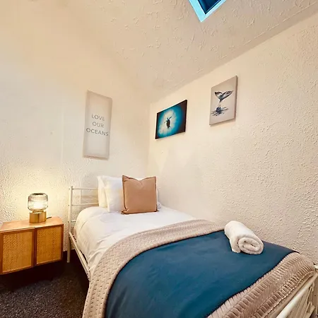 Mary Page Your In The Heart Of Town 3-bed Parking *