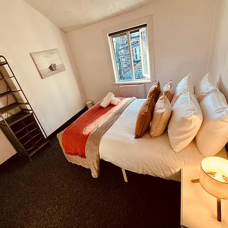 Mary Page Your In The Heart Of Town 3-bed Parking *