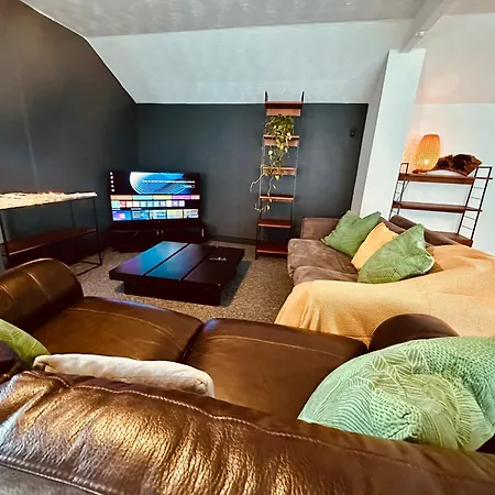 Mary Page Your In The Heart Of Town 3-bed Parking * Harrogate