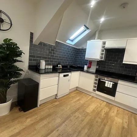 Mary Page Your In The Heart Of Town 3-bed Parking