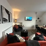 Mary Page Your In The Heart Of Town 3-bed Parking هاروغايت